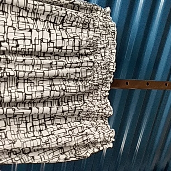 Rafael's Scoop neck elbow sleeve Top - Picture 2 of 5